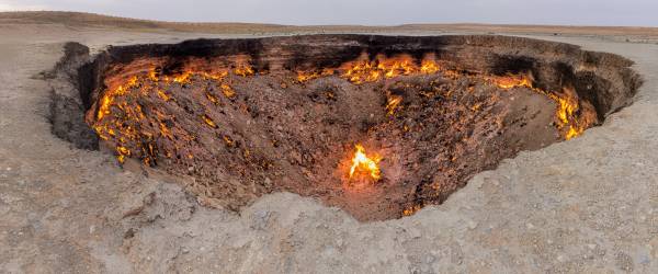 Plameny plynového kráteru Darvaza (alias Dveře do pekla) v Turkmenistánu